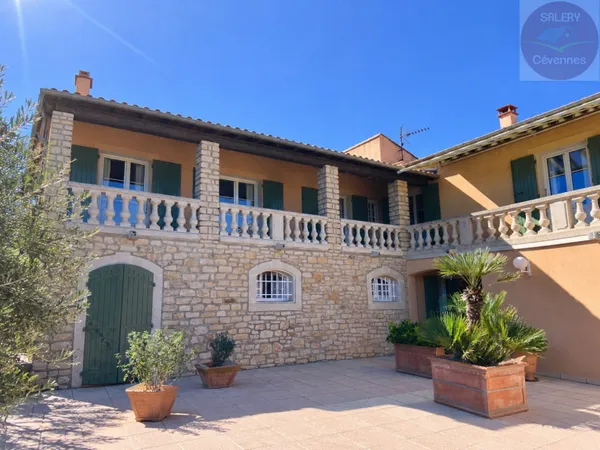 Maison 12 pièces 305 m²