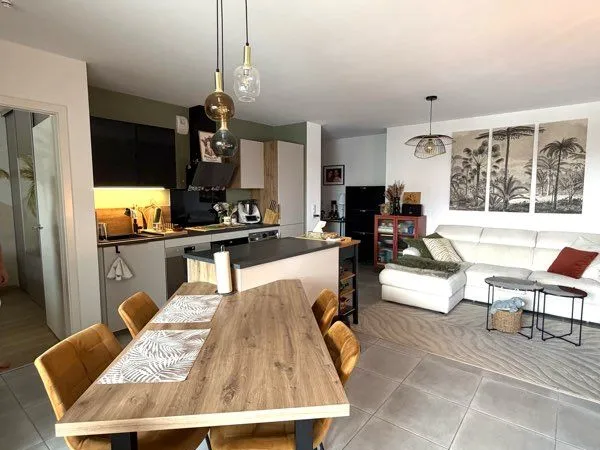 Appartement 2 pièces avec vue dégagée sur l'eau, loggia et parking - Quartier Citadelle