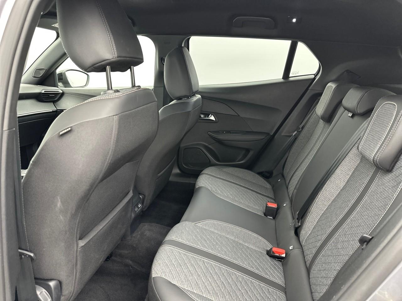 Peugeot 2008 electrique 54 kwh 156 ch allure — photo 12
