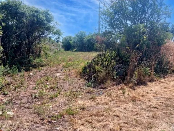 A moins de 3kms de la mer : Terrain à bâtir + parcelle non constructible