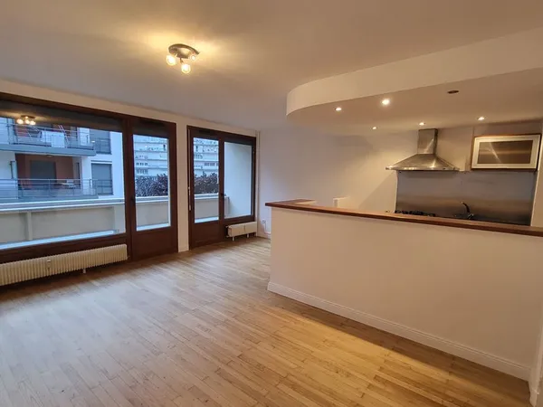 Appartement rénové à louer 3 pièces 64 m2 + garage 590 / mois + charges