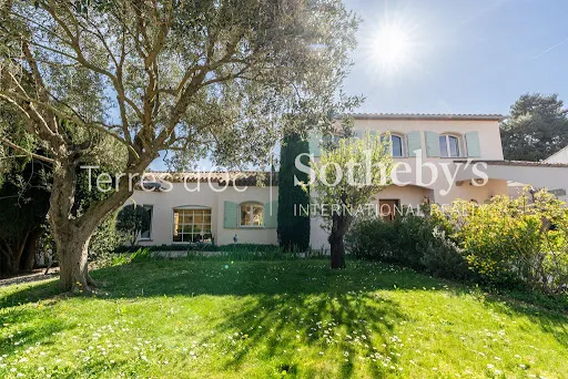 Maison 10 pièces 258 m²