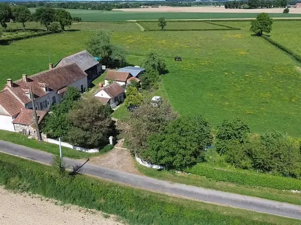 Propriété équestre avec Longère de 125 m² sur 18545 m³- SAINT BONNET TRONCAIS