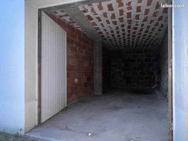 Box/garage fermé à louer