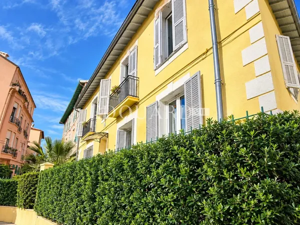 Dans le centre de Menton, au cœur du quartier du Centenaire, quatre pièces avec vaste jardin et park