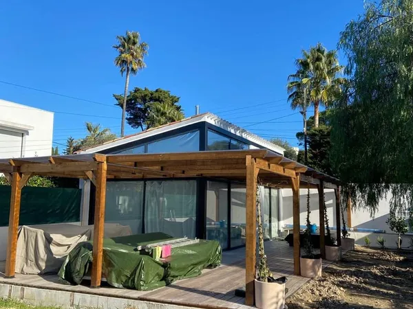 Cap d'Antibes à moins d'un million d'euros — Maison individuelle reconstruite avec jardin privé clos
