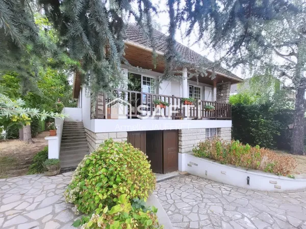 Maison évolutive, au calme sur un beau terrain.