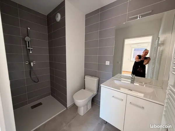 Loue chambre avec salle de bain privative