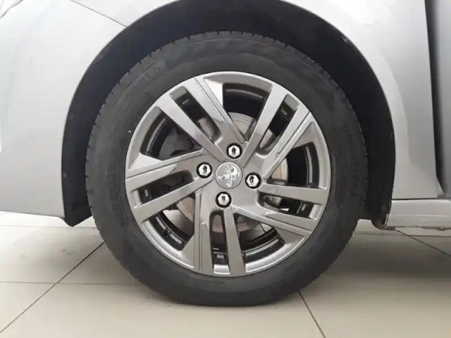 Peugeot 208 puretech 100 s&amp;s eat8 — photo 31