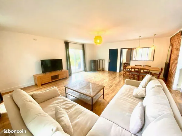 Chambre meublée dans grande maison de jeunes actifs