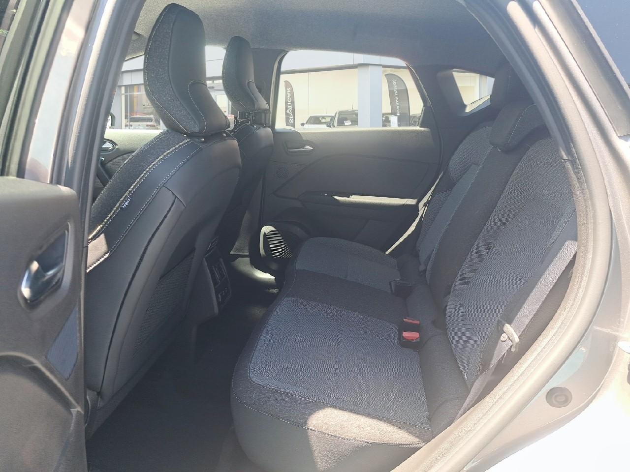 Renault Captur mild hybrid 160 edc techno — photo 12
