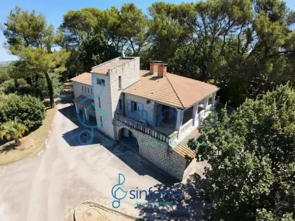 Propriété en pierre avec piscine et vue dominant