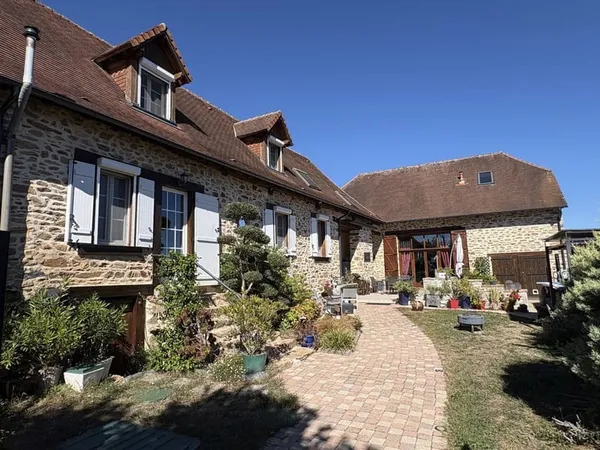 Meuzac : Fermette rénovée pleine de caractère avec gîte en c