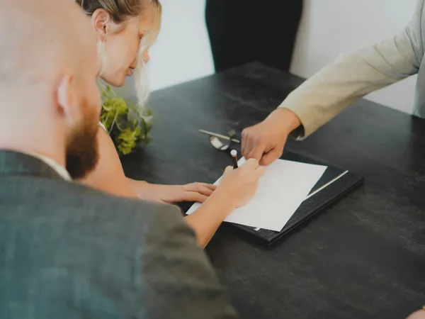 Le compromis et la promesse de vente : le rôle de l'agent dans l'avant-contrat