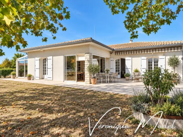 VILLA TRADITIONNELLE SUR PLUS DE 6 000 M² - VASTE DÉPENDANCE AUX MULTIPLES POSSIBILITÉS