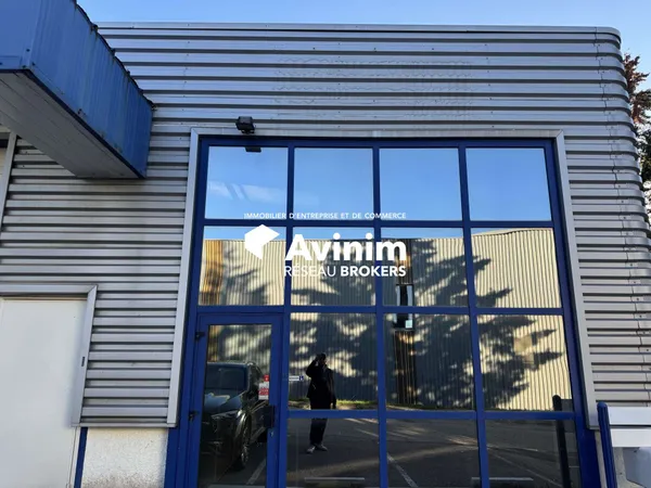 Idéal ATELIER ou stockage avec bureaux