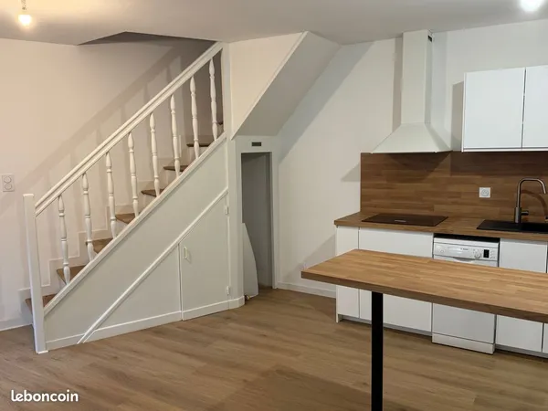 À louer - Maison de bourg T3 rénovée, 65,5 m², centre des Martres-de-Veyre - 620