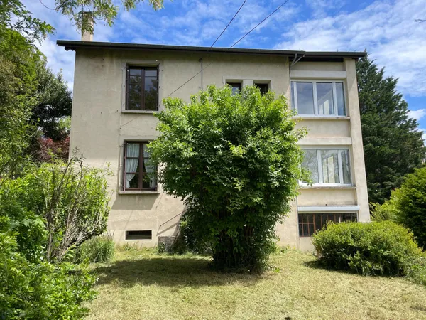 À deux pas du centre de Dieulefit, découvrez cette maison des années 40 offrant un fort potentiel, i