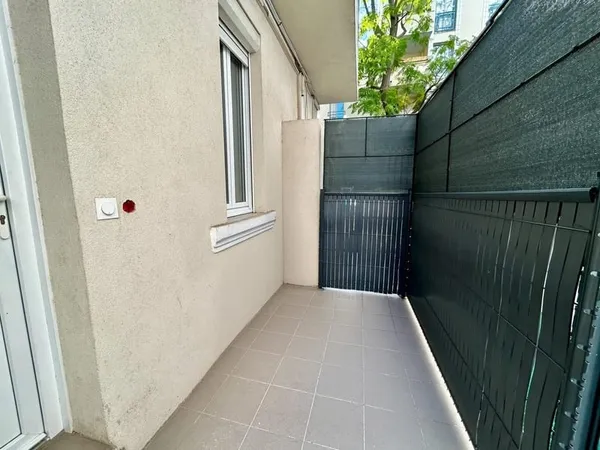 Studio rez-de-chaussée loué vide avec terrasse - 06400 Canne