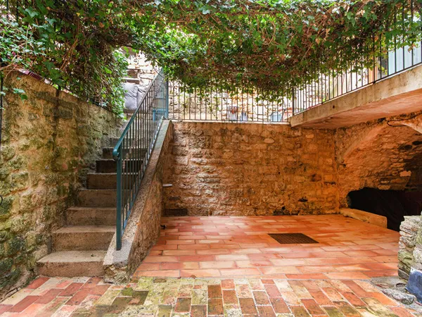 Une maison de caractère avec jardin secret au coeur de la cité