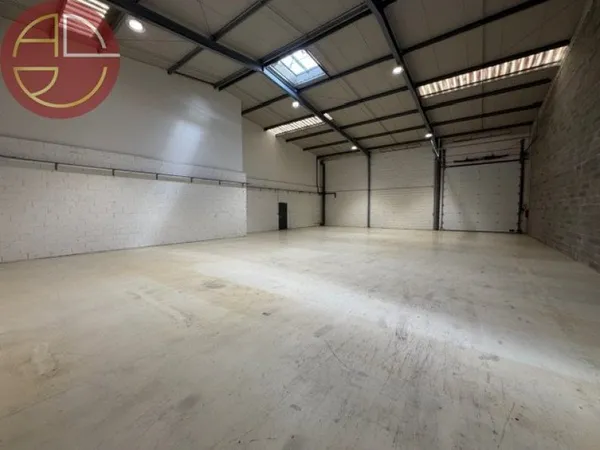 Entrepôt 915 m²