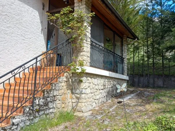 Maison au milieu des montagnes du Vercors