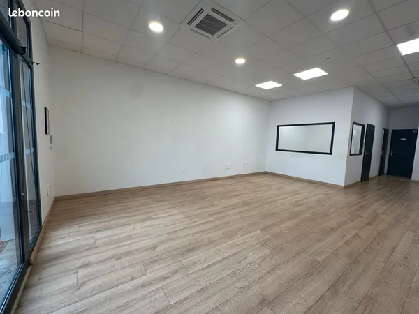 Local professionnel de 72 m² - CHARANCIEU (38490)