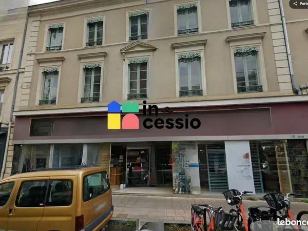 Local commercial 359 m²