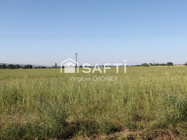 Terrain constructible 1950m2 plat, vue dégagée.