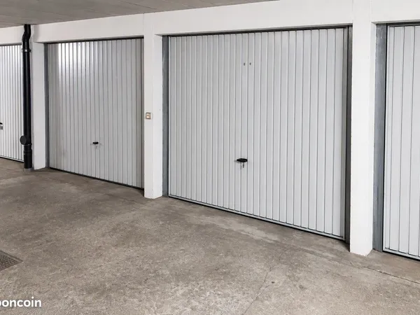 Garage/Box libre à vendre - Sous-sol résidence sécurisé