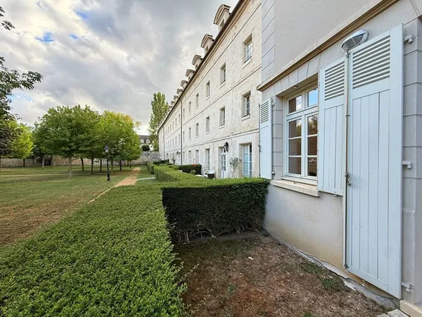 Appartement meublé à louer avec jardinet et parking privatifs en plein coeur de Senlis