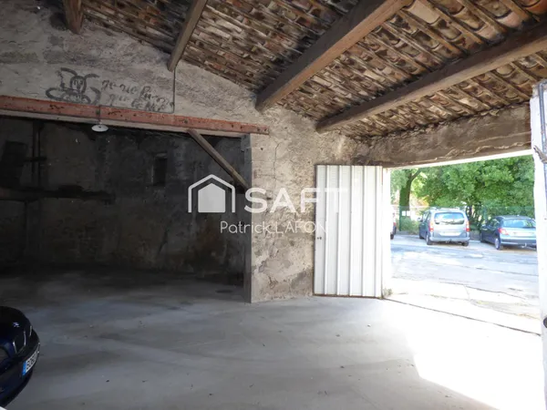 Grand garage, accès facile, proche du centre.