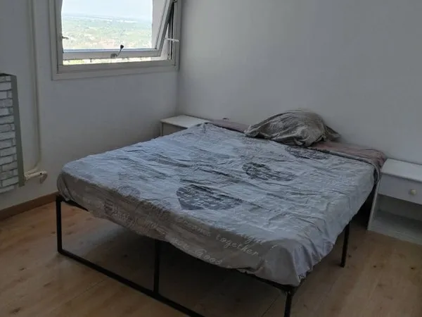 Cherche colocataire femme uniquement