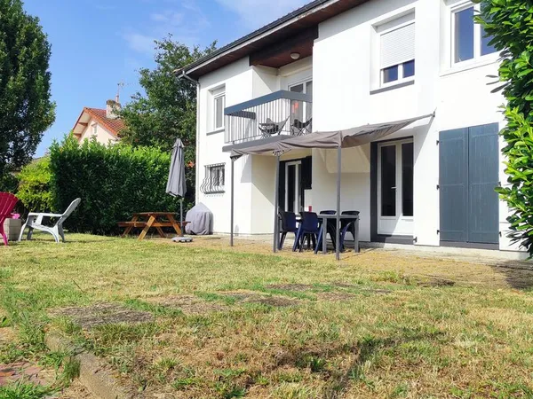 Chambre dans maison en colocation avec jardin , parking, prox IUT, ESPE ESML