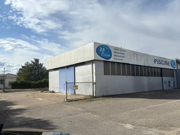 PIERRELATTE - Entrepôt et magasin d'une surface de totale au