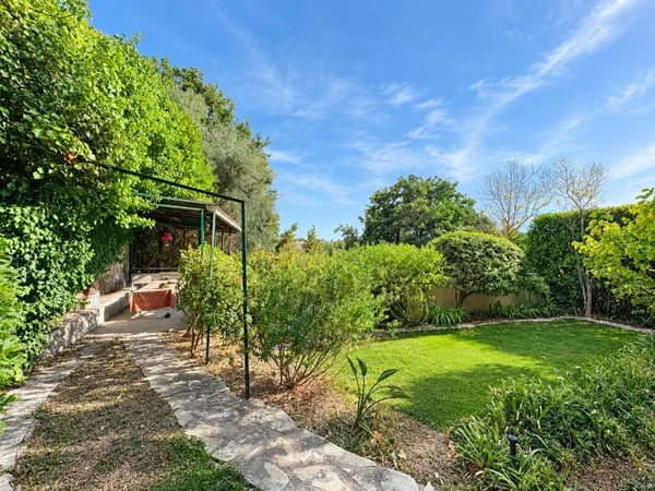 NICE SECTEUR BRANCOLAR, RESIDENTIEL, CALME, Appartement de 77 m² avec jardins et terrasse de 320 m²,
