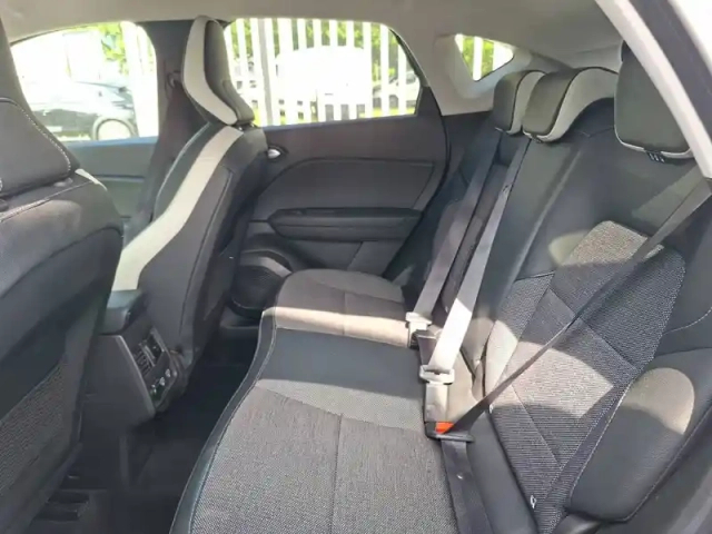 Renault Captur blue dci 115 edc — photo 22