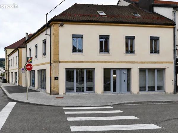Pontarlier centre-ville - local professionnel de 60 m² avec vitrines
