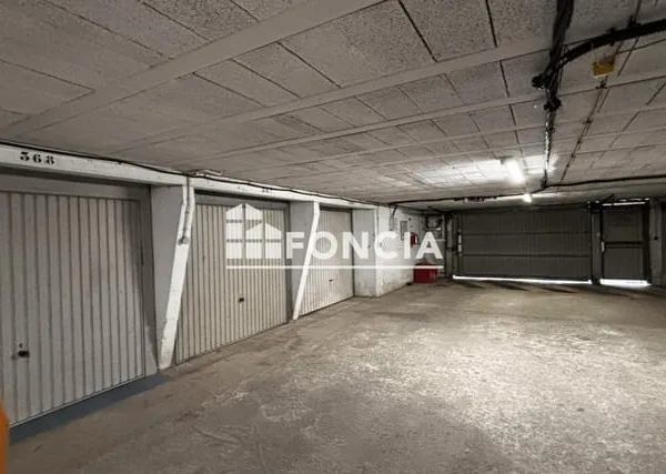 GARAGE FERMÉ AVEC ELECTRICTÉ EN SOUS/SOL