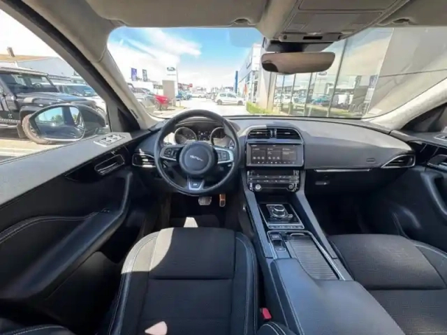 Jaguar F-Pace 2.0d 180ch pure bva8 — photo 11