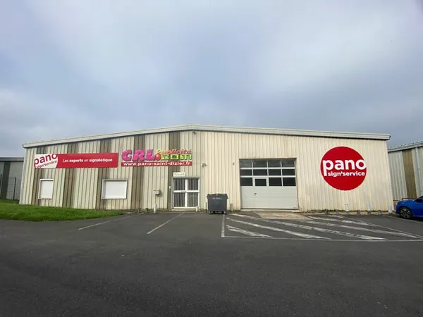 Local commercial de 320m² dans la zone artisanale du Pré Adam.