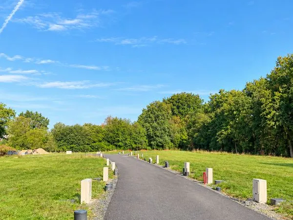 TREILLIÈRES - Terrain viabilisé et libre de constructeur