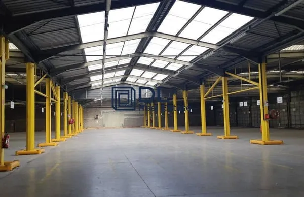 Entrepôt 3700 m²