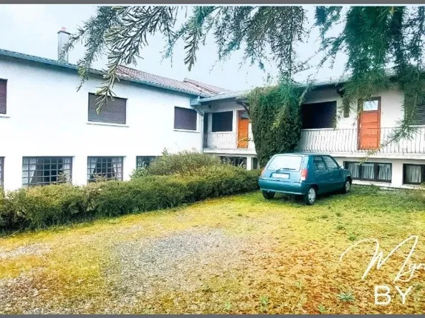 Immeuble 550 m², 10 chambres, salles de réception, bar, cuisine, grange, parking