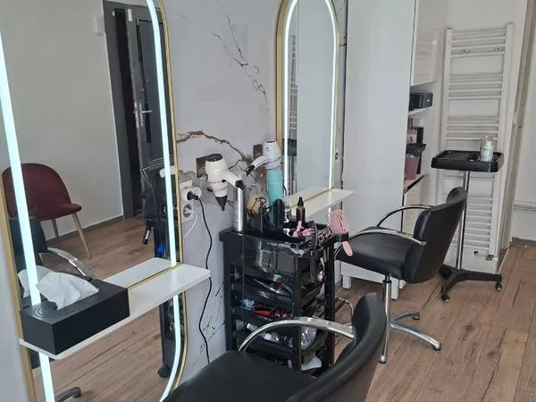 Bonjour à vendre, salon de coiffure 100 % femme, superficie 15 m² Bye 3/6/9 très bon placement colle