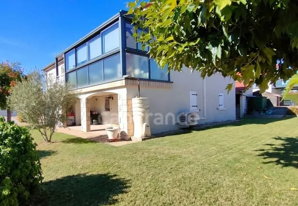 VEAUCHE - Belle maison familiale d'environ 130 m² sur 1050 m² de terrain clos et arboré