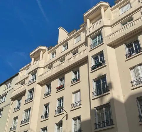 Studette rénovée , Paris XVème - Dernier étage, ascenseur, avec vue dégagée
