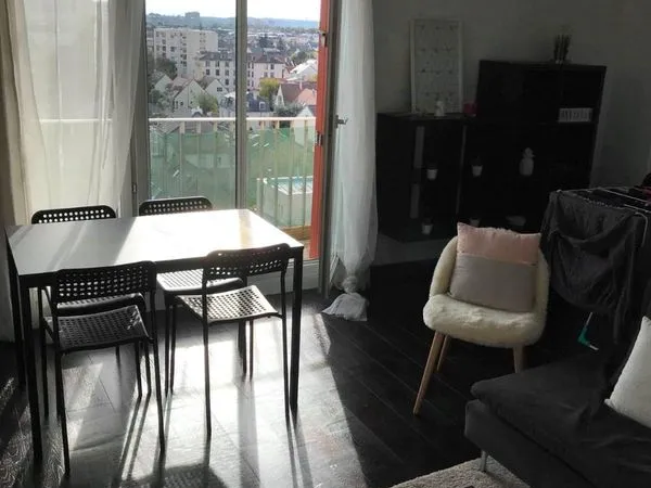 T2 meublé de 42 m² à Fresnes - Balcon, parking, dernier étage
