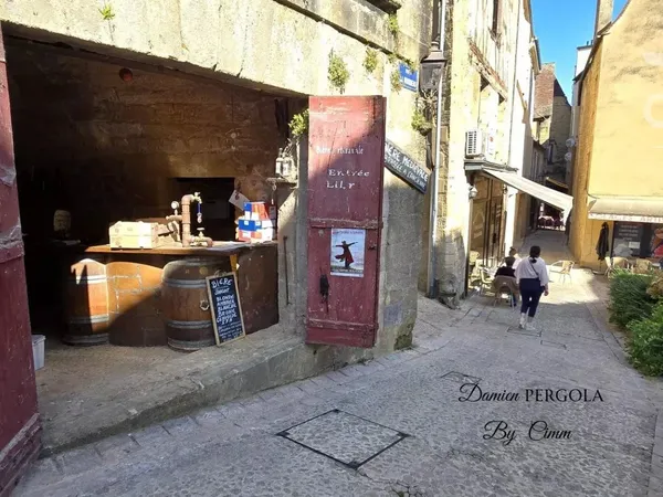 LOCAL COMMERCIAL DE CARACTÈRE AU CŒUR DE SARLAT-LA-CANÉDA