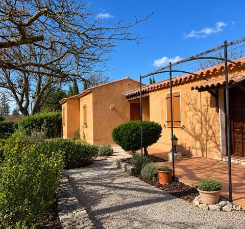 Maison de charme avec dépendance et terrain arboré de 2 980 m² à Saint-Saturnin-lès-Apt, au coeur du